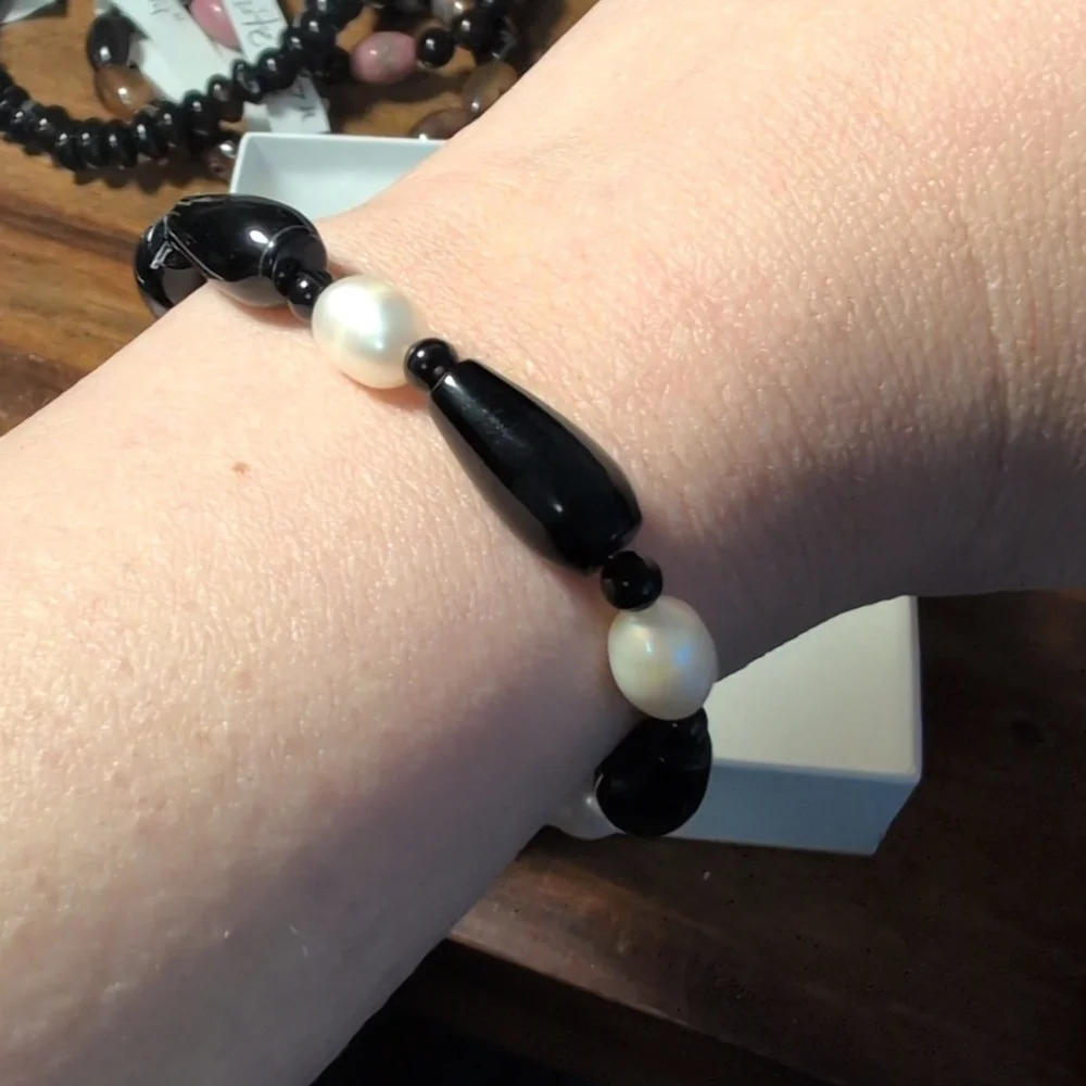 Handmade Black Onyx And Cultured Freshwater Pearl Stretch Bracelet - Picture 2 of 2